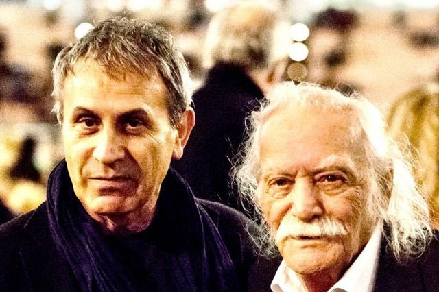 “Του το χρωστάω”: Ο Νταλάρας τραγουδά τον “Παρτιζάνο” για τον Μανώλη Γλέζο