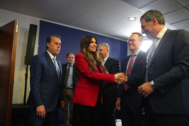 Από τις φωτογραφίες με υπουργούς, τώρα σιωπή για τη Γκιλφόιλ 