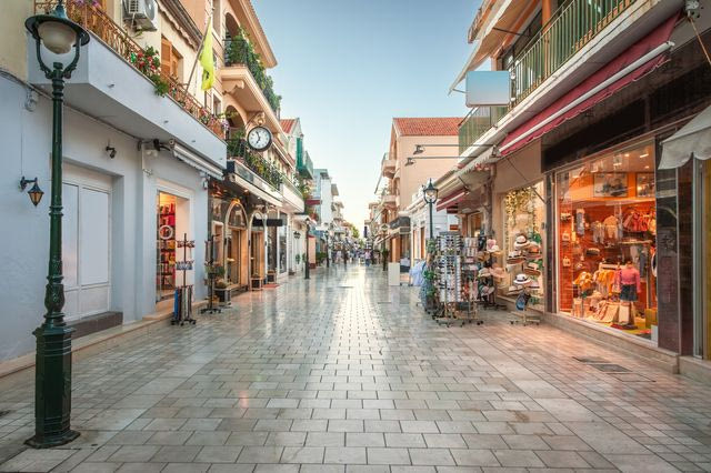 Εμπορικό ή οικιστικό ακίνητο: Ποιο αποδίδει καλύτερα — και για ποιον