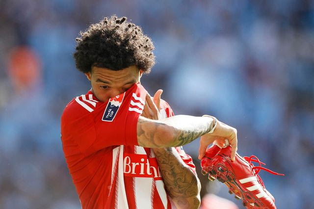 Πρώην παίκτης της Premier League δέχθηκε άγρια επίθεση από λυκόσκυλο – Τον έσωσε ο σκύλος του