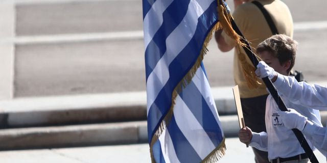 Λάρισα: Σημαιοφόρος ο μικρός Στέφανος που σώθηκε από τις φλόγες πριν 10 χρόνια