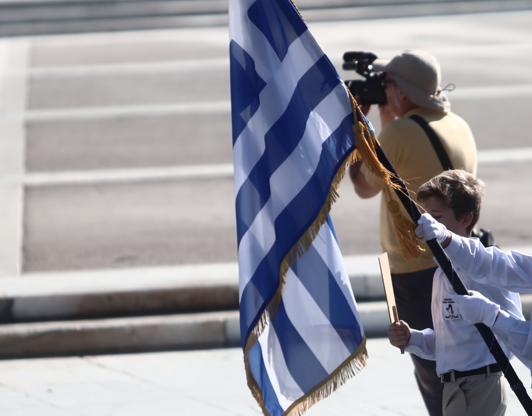 Λάρισα: Σημαιοφόρος ο μικρός Στέφανος που σώθηκε από τις φλόγες πριν 10 χρόνια