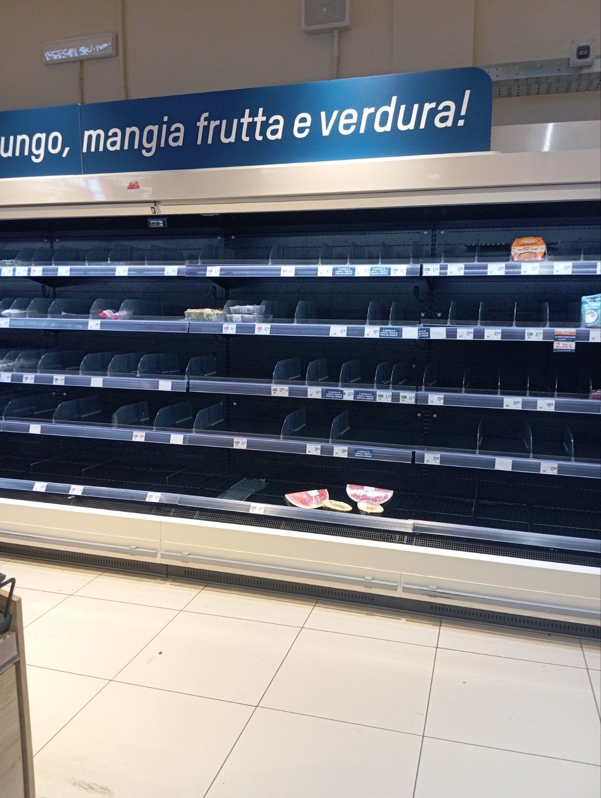 Άδεια ράφια σε σούπερ μάρκετ του Σαλέρνο της Ιταλίας