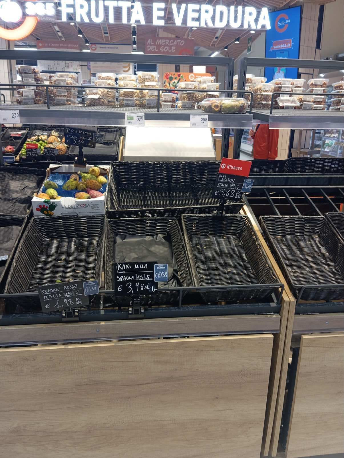 Άδεια ράφια σε σούπερ μάρκετ του Σαλέρνο της Ιταλίας