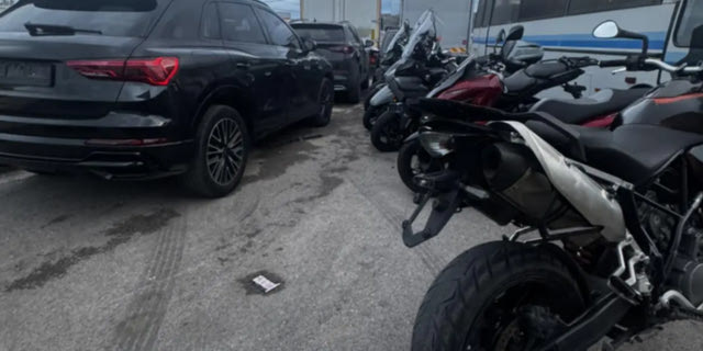 Συμμορία έκλεβε οχήματα και μηχανές στην Αττική με τη μέθοδο ”πατάκι” – Λεία άνω των 350.000 ευρώ