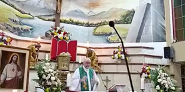 Ιερέας σκοτώθηκε από σταυρό που έπεσε πάνω του την ώρα της λειτουργίας – Σκληρό βίντεο