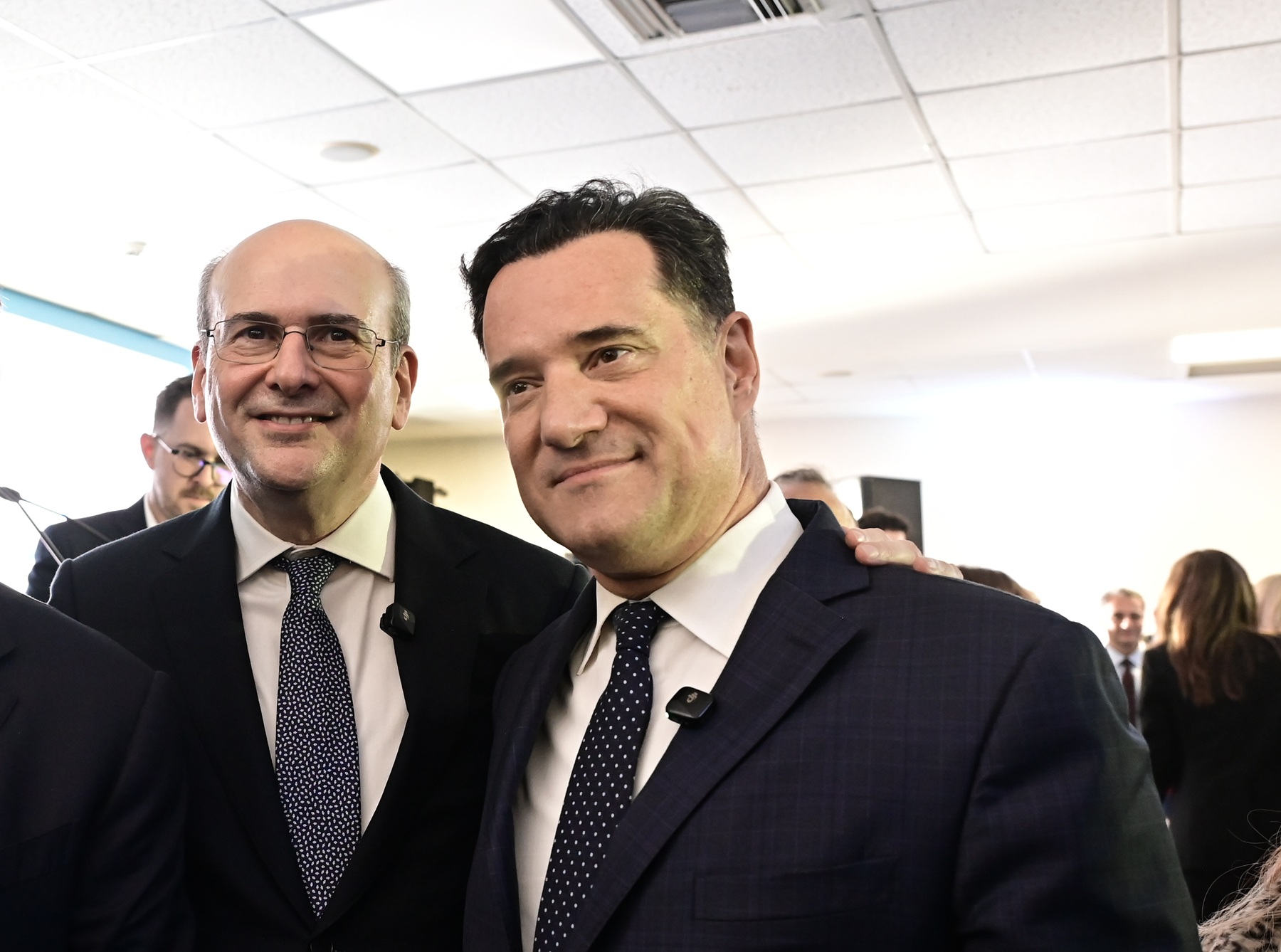 Προεκλογικά “μαχαίρια” και περιοδείες στη ΝΔ