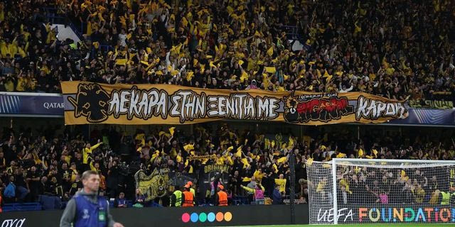 Σαχτάρ – ΑΕΚ: Το κορεό των φίλων της Ένωσης στο Στάμφορντ Μπριτζ