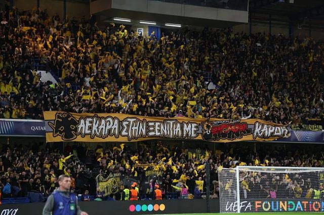 Σαχτάρ – ΑΕΚ: Το κορεό των φίλων της Ένωσης στο Στάμφορντ Μπριτζ
