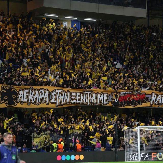 Σαχτάρ – ΑΕΚ: Το κορεό των φίλων της Ένωσης στο Στάμφορντ Μπριτζ