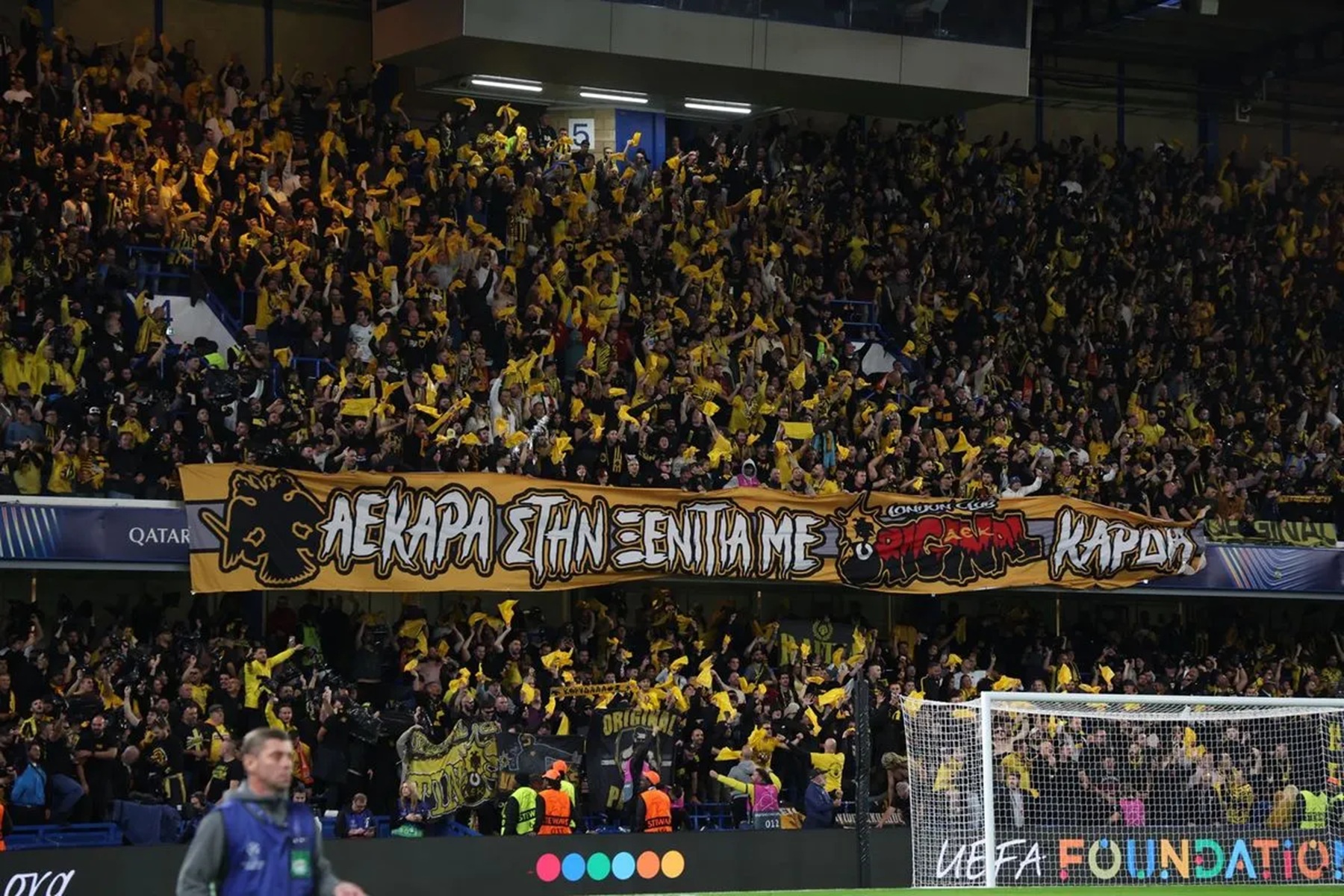 Σαχτάρ – ΑΕΚ: Το κορεό των φίλων της Ένωσης στο Στάμφορντ Μπριτζ