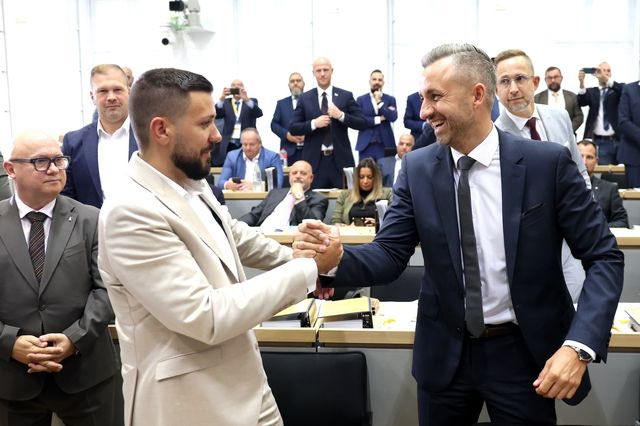 Γερμανία: Για πρώτη φορά μετά τον Β΄ Παγκόσμιο Πόλεμο ακροδεξιός πρόεδρος σε τοπικό κοινοβούλιο