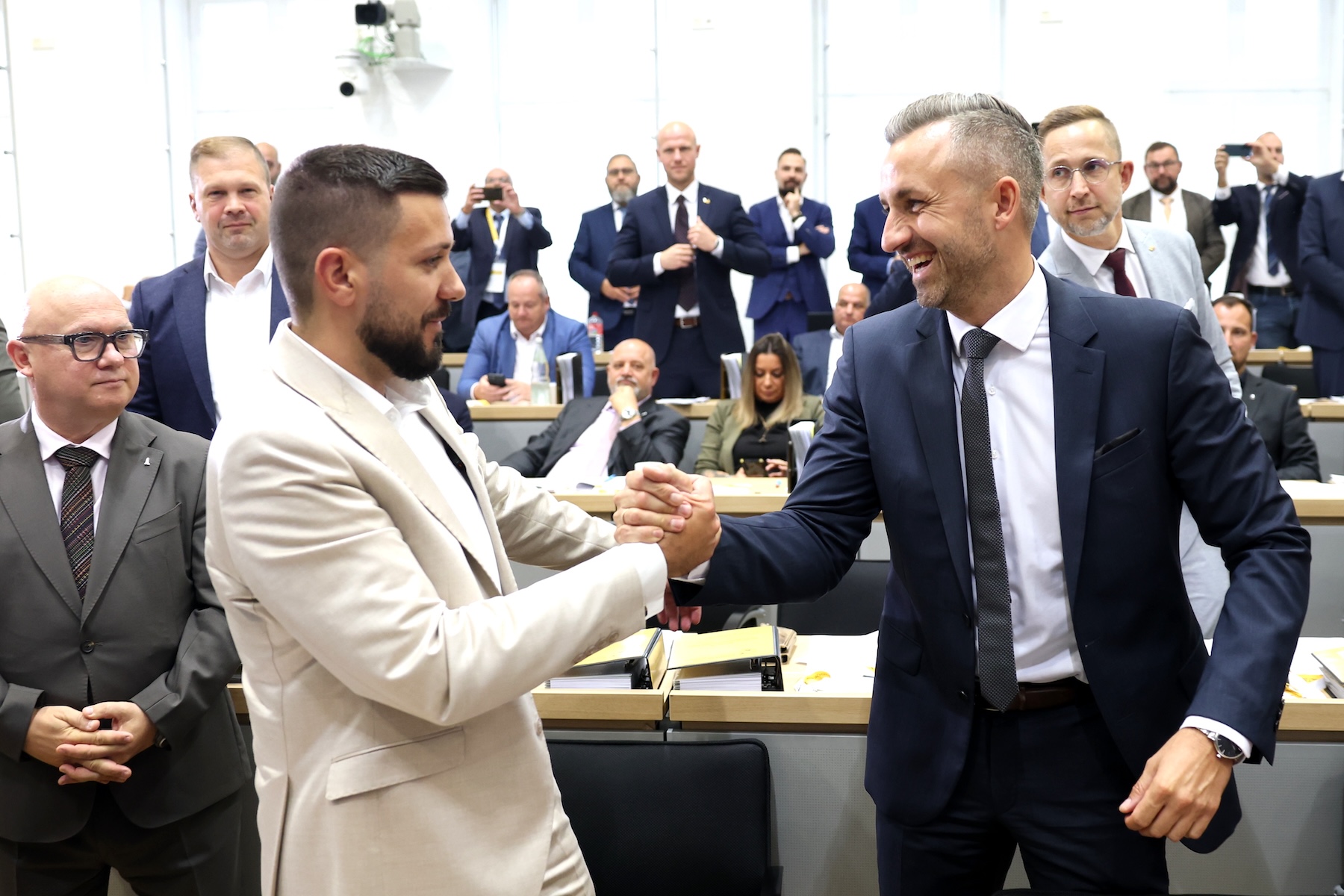 Γερμανία: Για πρώτη φορά μετά τον Β΄ Παγκόσμιο Πόλεμο ακροδεξιός πρόεδρος σε τοπικό κοινοβούλιο