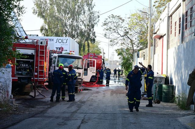 Ελαιώνας: Μάχη με τις φλόγες στις βιοτεχνίες – Προληπτική εκκένωση σε ακτίνα 400 μέτρων