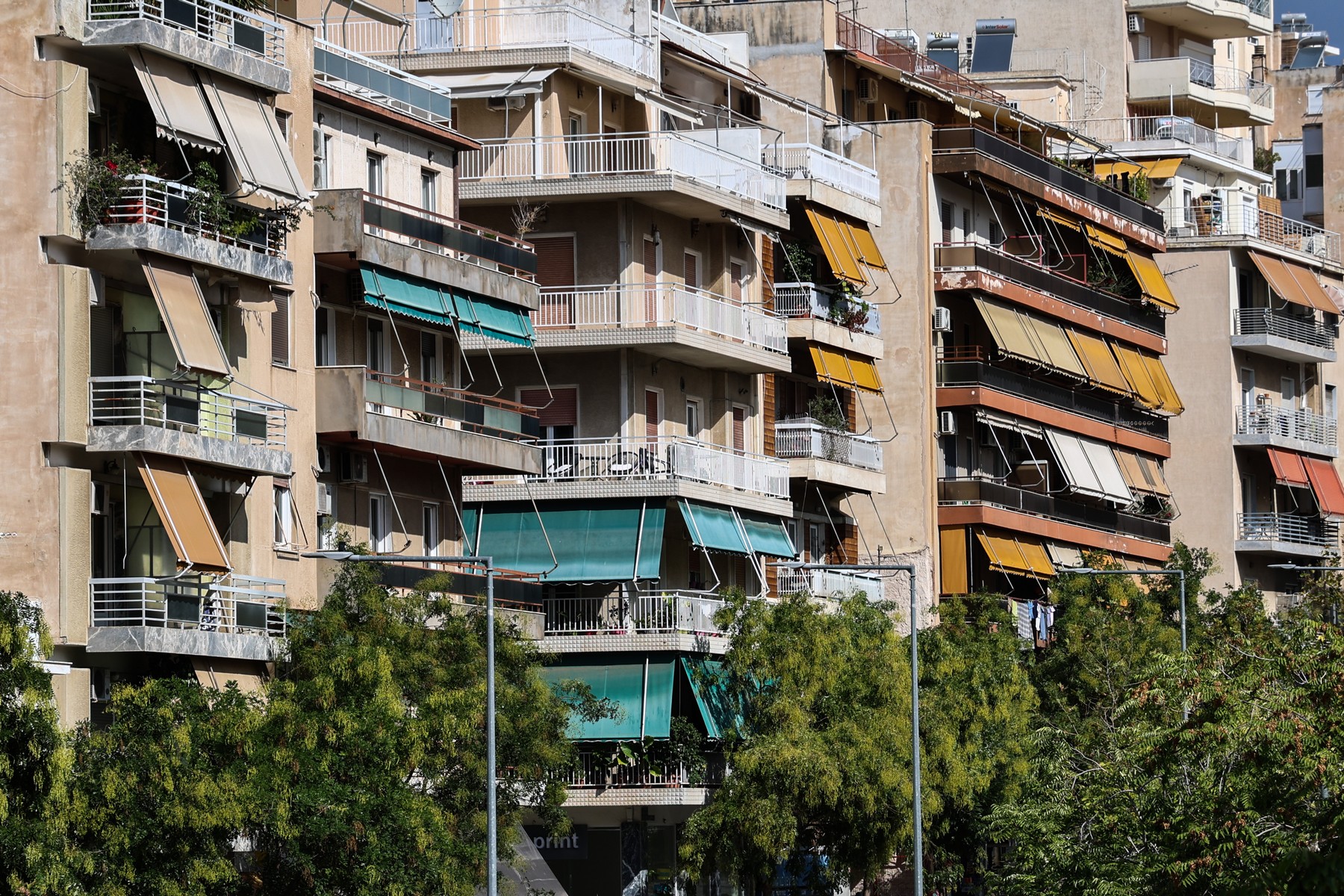 Ζούγκλα στην Αθήνα: “Ξένοι αγοραστές ήξεραν ότι θα πλειστηριαστεί το σπίτι μου πριν από μένα”