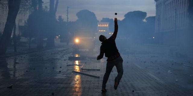 Χάος στους δρόμους της Αλβανίας – Κλιμακώνεται η οργή κατά Ράμα
