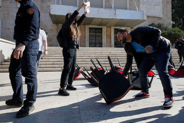 Αλβανία: Απλώνει και πάλι “καρέκλες διαλόγου” ο Ράμα – Δεν κάνουν πίσω οι διαδηλωτές