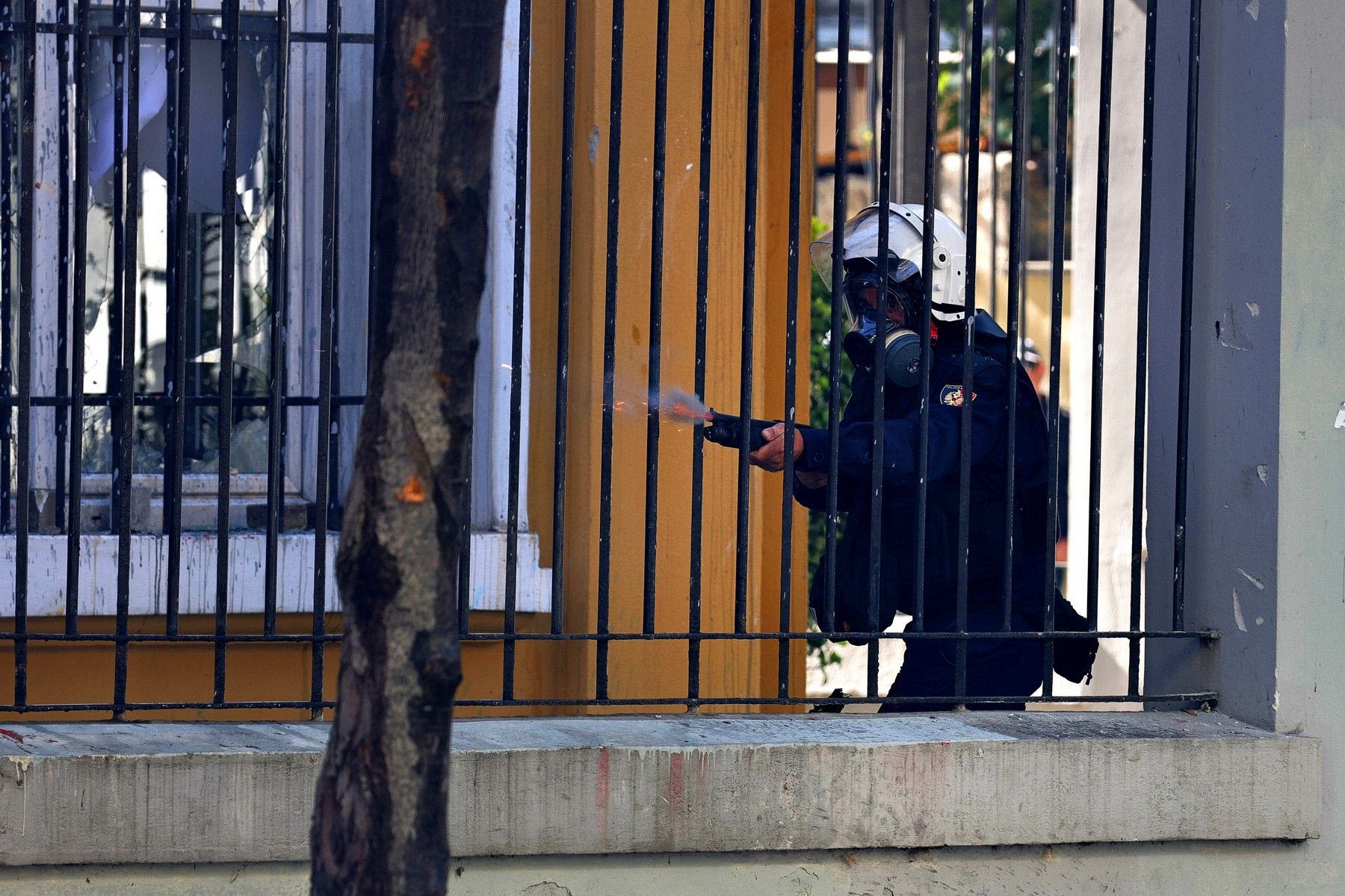 Αστυνομικός χρησιμοποιεί το όπλο του στοχεύοντας διαδηλωτές στην φοιτητική διαδήλωση στα Τίρανα