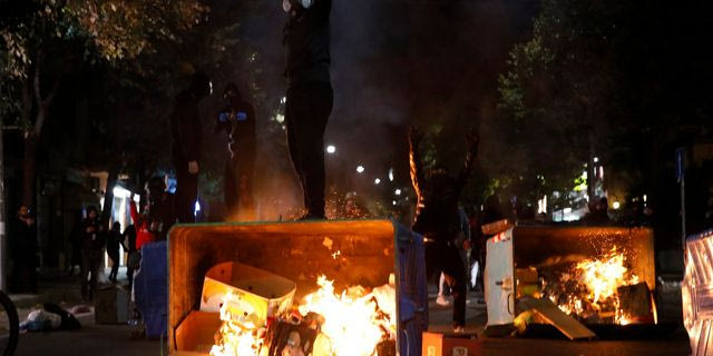 Αλβανία: Συγκρούσεις αστυνομικών με διαδηλωτές στη διάρκεια της νύκτας