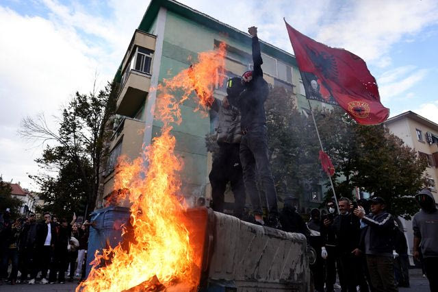 Ανυποχώρητοι οι φοιτητές στην Αλβανία: Μολότοφ και δακρυγόνα έξω από το γραφείο Ράμα