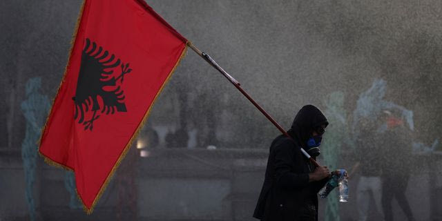 Από τα φλαμίνγκο στις φλόγες: Πώς η οργή κατά του Ράμα σαρώνει την Αλβανία