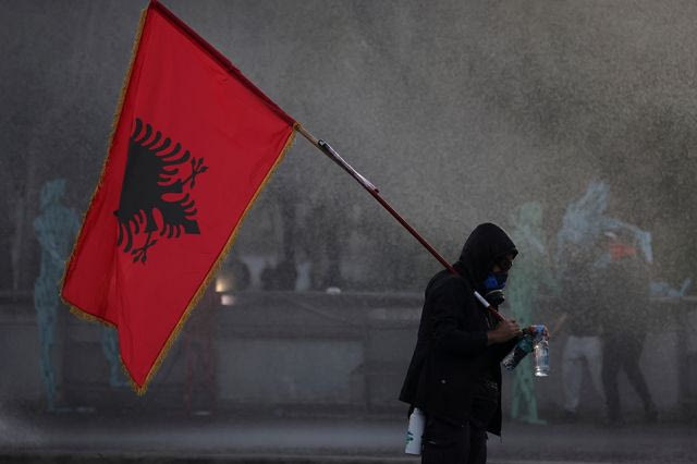 Από τα φλαμίνγκο στις φλόγες: Πώς η οργή κατά του Ράμα σαρώνει την Αλβανία