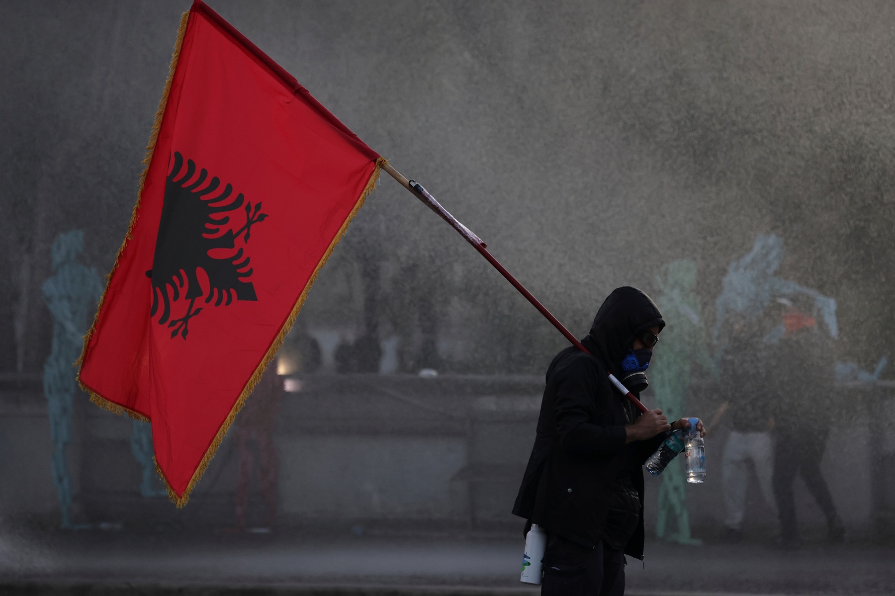 Από τα φλαμίνγκο στις φλόγες: Πώς η οργή κατά του Ράμα σαρώνει την Αλβανία
