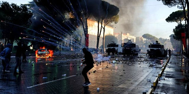 Συγκρούσεις διαδηλωτών με την αστυνομία έξω από το γραφείο του πρωθυπουργού στα Τίρανα