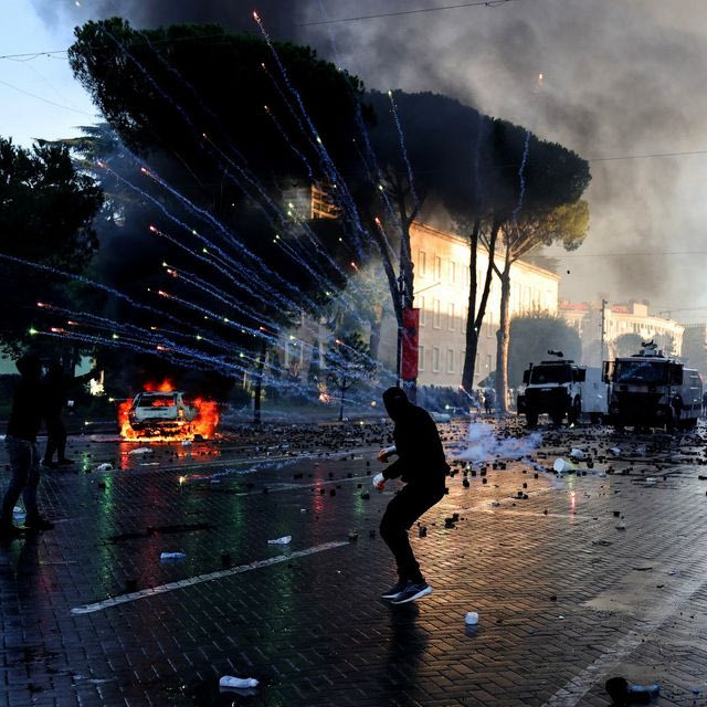 Συγκρούσεις διαδηλωτών με την αστυνομία έξω από το γραφείο του πρωθυπουργού στα Τίρανα