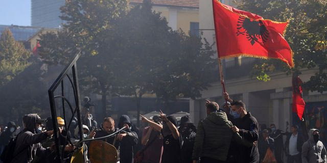 Αλβανία: Νέα διαδήλωση έξω από το κοινοβούλιο, για να αποτραπεί η είσοδος των βουλευτών