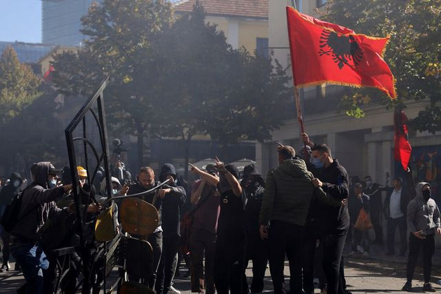 Αλβανία: Ο Ράμα καλεί ξανά τους διαδηλωτές για διάλογο – Απαντούν “παραιτηθείτε”