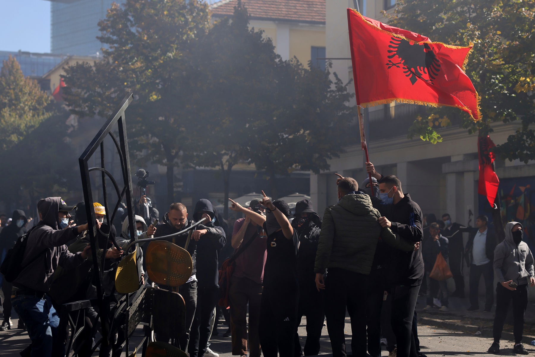 Αλβανία: Ο Ράμα καλεί ξανά τους διαδηλωτές για διάλογο – Απαντούν “παραιτηθείτε”
