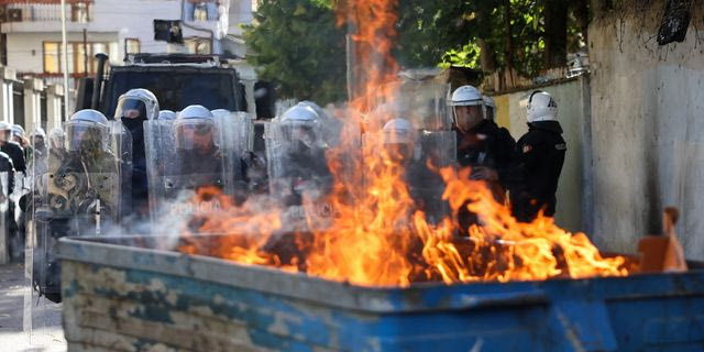 Αλβανία: Μπαραζ μολότοφ, δακρυγόνων και πετροπόλεμος στα Τίρανα