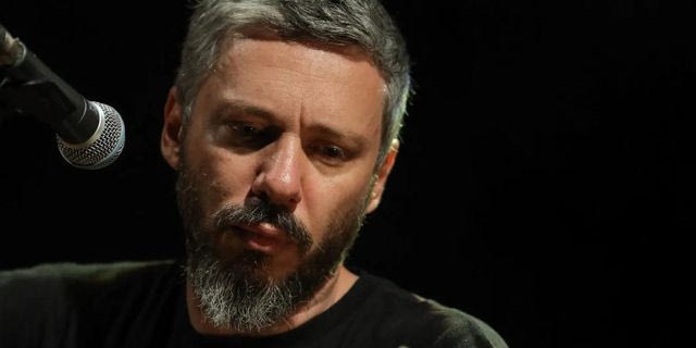 Αλκίνοος Ιωαννίδης: Ερμηνεύει “Παίδες Επί Κολωνώ” και “Κοινό Βίο” του Μάνου Χατζιδάκι