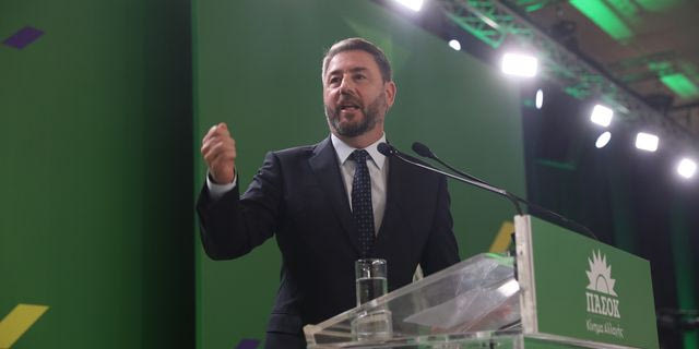 Ο πρόεδρος του ΠΑΣΟΚ Κινήματος Αλλαγής, Νίκος Ανδρουλάκης, πραγματοποίησε ομιλία στο κλειστό γυμναστήριο Σταύρος Βενέτης στο Αιγάλεω, με αφορμή τη συμπλήρωση 45 ετών από την ιστορική εκλογική νίκη του ΠΑΣΟΚ το 1981