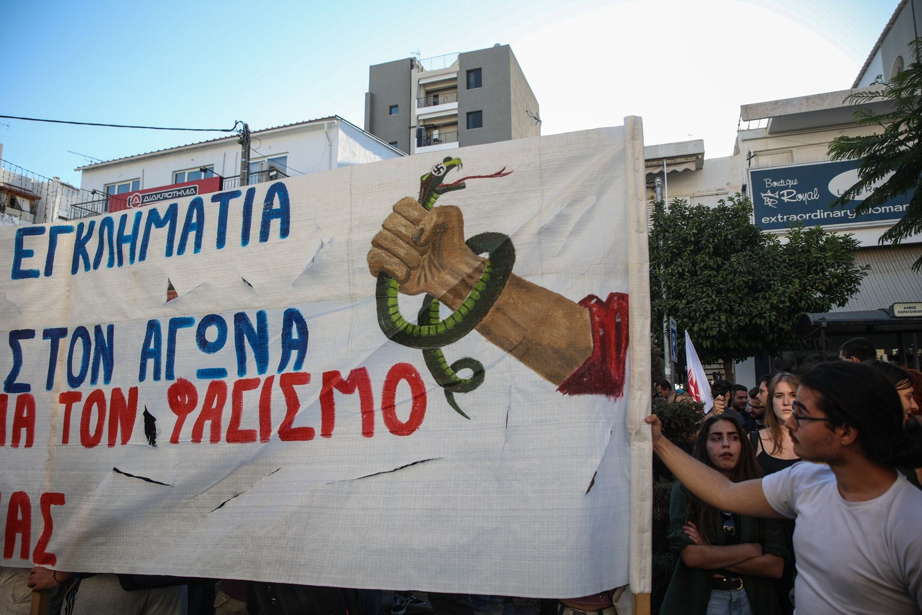 Το θύμα της επίθεσης στην Ελευσίνα στο NEWS 24/7: “Πίεζα τη φλέβα να μη χάσω πολύ αίμα