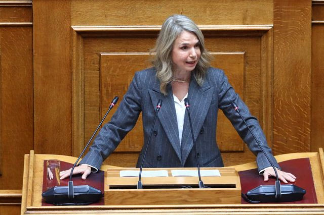 Μιλένα Αποστολάκη: “Πράσινο φως” από την κυβέρνηση στις τράπεζες για κλείσιμο καταστημάτων και ΑΤΜ