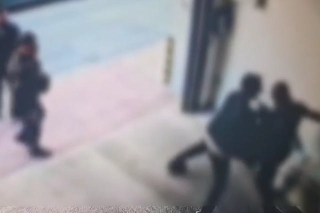 Θεσσαλονίκη: Αστυνομικός πέταξε γιλέκο και γκλομπ για να διαπληκτιστεί με πολίτη – Βίντεο