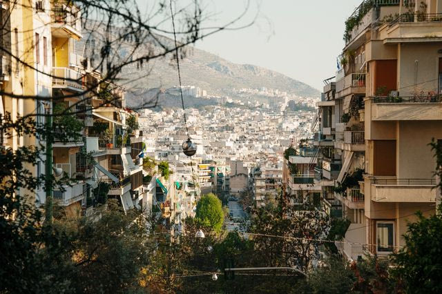 Βραχυχρόνιες μισθώσεις: “Φρένο” στο κέντρο της Αθήνας – Πιερρακάκης: 1.500 λιγότερα μέσα σε έναν χρόνο