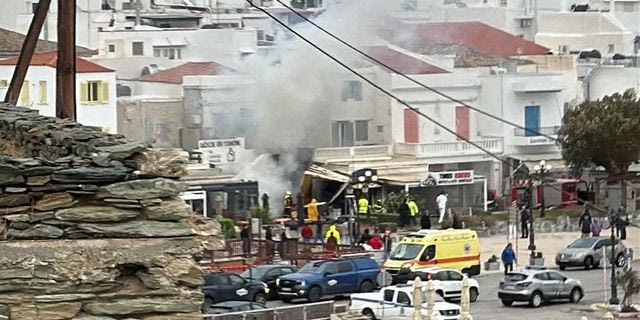 Φωτιά σε χρωματοπωλείο στην Τήνο – Επιχειρούν 10 πυροσβέστες