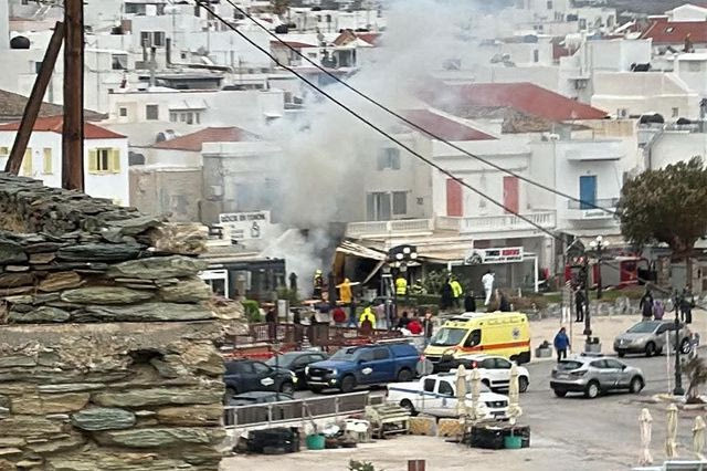 Φωτιά σε χρωματοπωλείο στην Τήνο – Επιχειρούν 10 πυροσβέστες