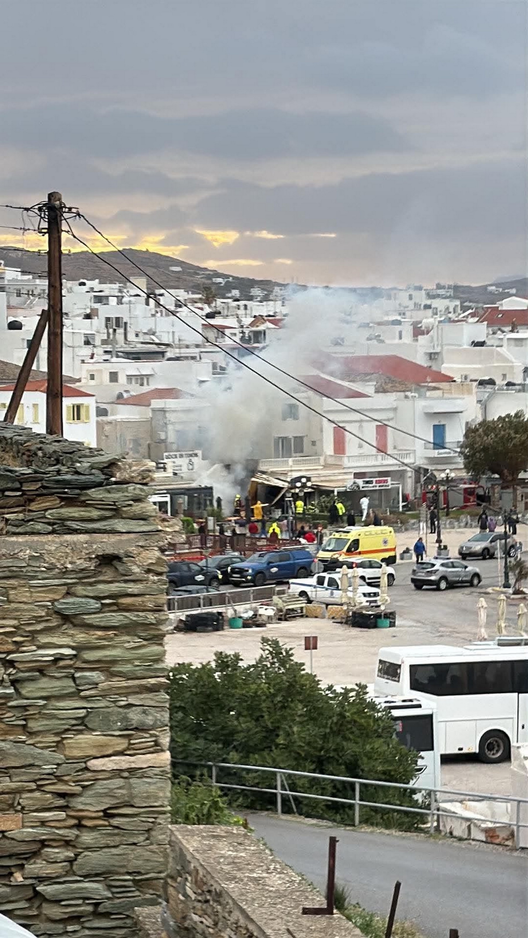 Φωτιά σε χρωματοπωλείο στην Τήνο – Επιχειρούν 10 πυροσβέστες