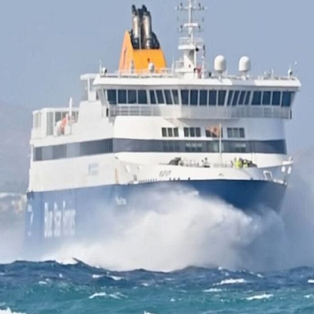 Βίντεο: Η “μάχη” του Blue Star με τα κύματα για να δέσει στη Νάξο