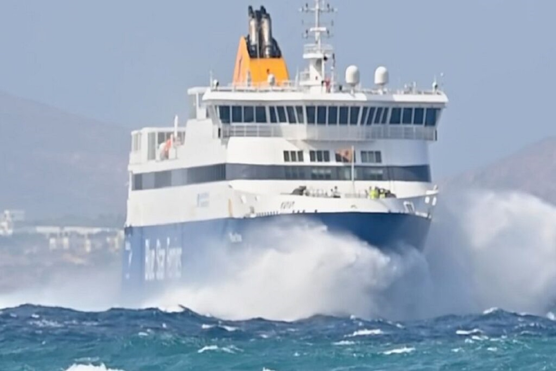 Βίντεο: Η “μάχη” του Blue Star με τα κύματα για να δέσει στη Νάξο