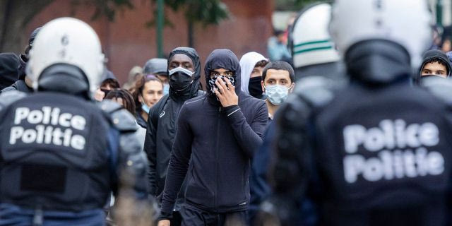 Χάος στις Βρυξέλλες: Χιλιάδες στους δρόμους για τα μέτρα λιτότητας – Συγκρούσεις διαδηλωτών με την αστυνομία