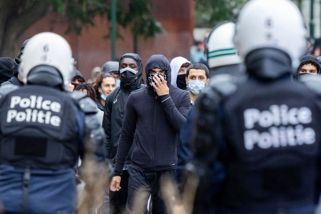 Χάος στις Βρυξέλλες: Χιλιάδες στους δρόμους για τα μέτρα λιτότητας – Συγκρούσεις διαδηλωτών με την αστυνομία