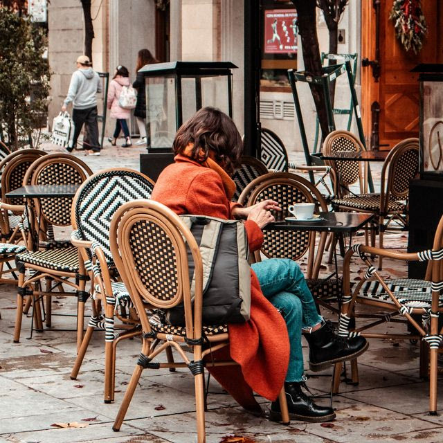 Το πώς αφήνεις την καρέκλα σου όταν σηκώνεσαι δείχνει τι άνθρωπος είσαι