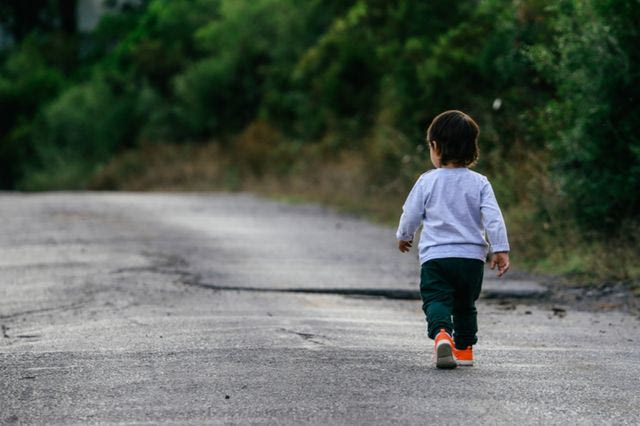Άρτα: Νήπιο εντοπίστηκε να περιφέρεται μόνο του στον δρόμο – Δύο συλλήψεις