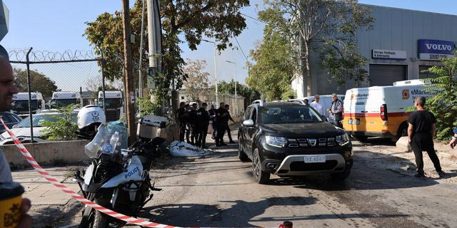 Υπό έλεγχο η φωτιά που ξέσπασε σε δύο βιοτεχνίες στον Ελαιώνα