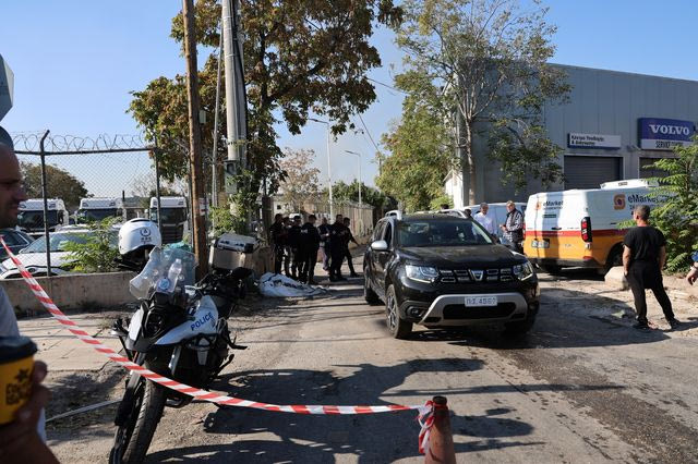 Υπό έλεγχο η φωτιά που ξέσπασε σε δύο βιοτεχνίες στον Ελαιώνα